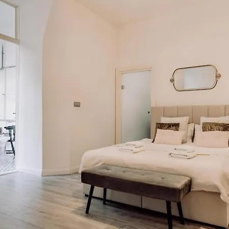 Wenceslas Square / Main Station - New Studio***** * Prague