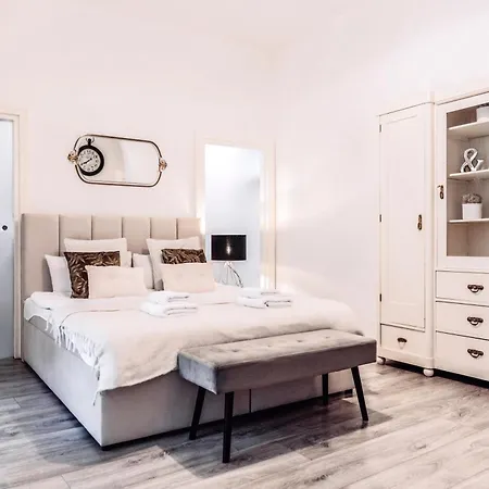Apartment Wenceslas Square / Main Station - New Studio*****