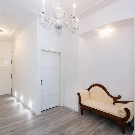 Wenceslas Square / Main Station - New Studio***** Praha